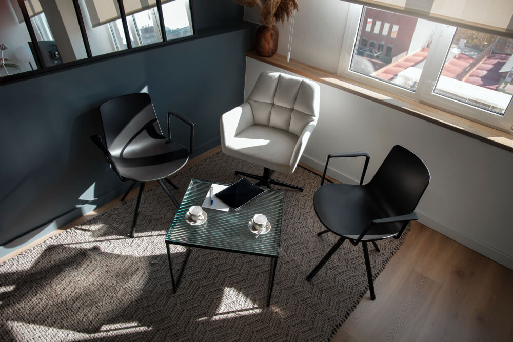 שילוב רהיטים מודרניים במשרדים ועסקים